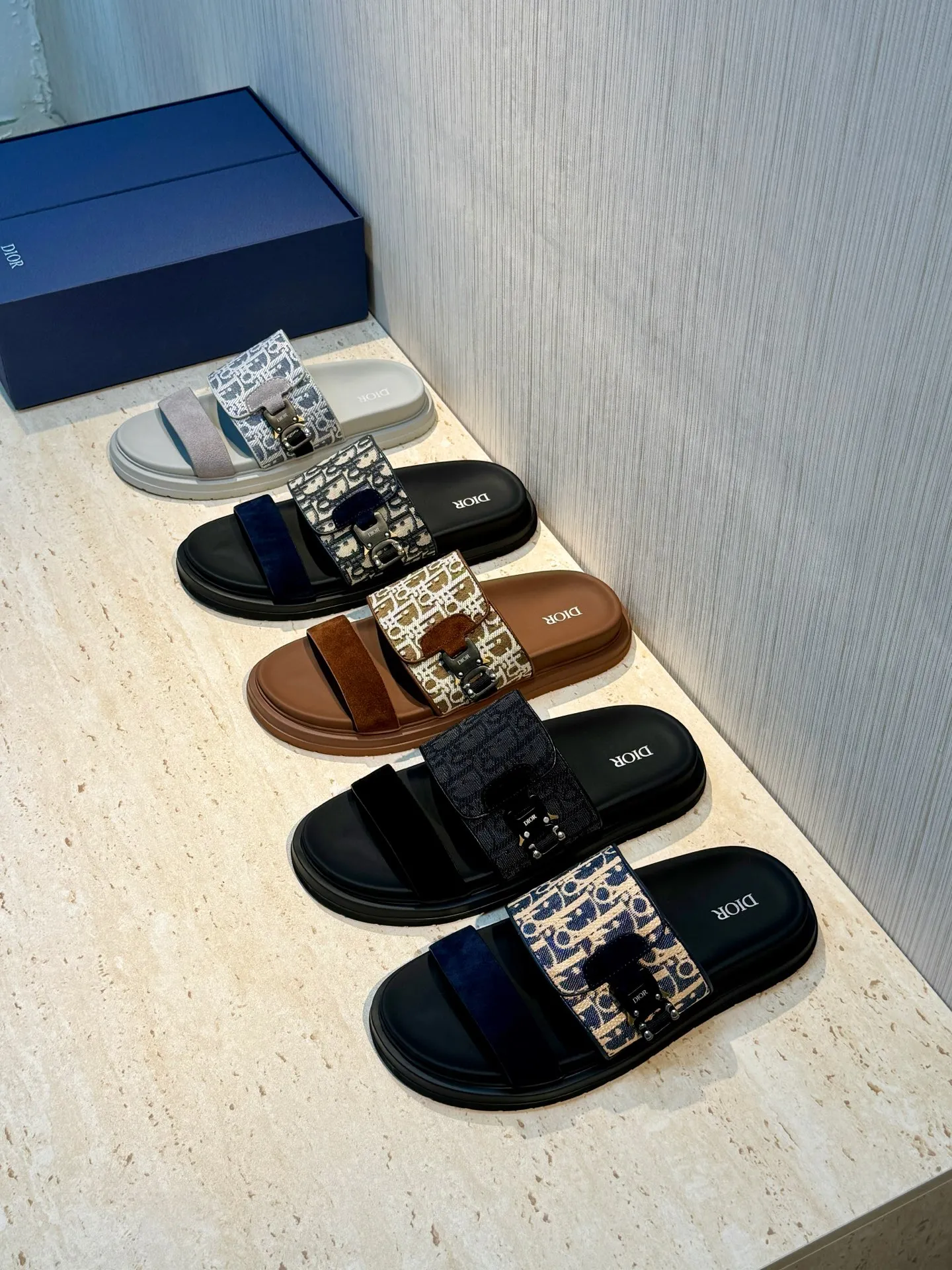 Factory price: 340💰Djia Aqua men's slippers and sandals, Dior's Aqua sandals are elegant and casual. The cross-strap design is reinterpreted in CD Diamond canvas, inspired by the brand's archives. Finished with a branded logo and tonal notch sole, they can be worn easily with shorts or jeans for a sophisticated look. Cowhide spliced ​​canvas + cowhide lining + rubber outsole Size: 39-44 (38 45 customized)